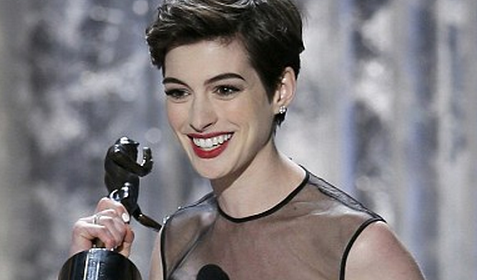 http://www.dailymail.co.uk/tvshowbiz/article-2269335/SAG-Awards-2013-Tearful-Anne-Hathaway-scoops-Best-Supporting-Actress-Les-Miserables.html
