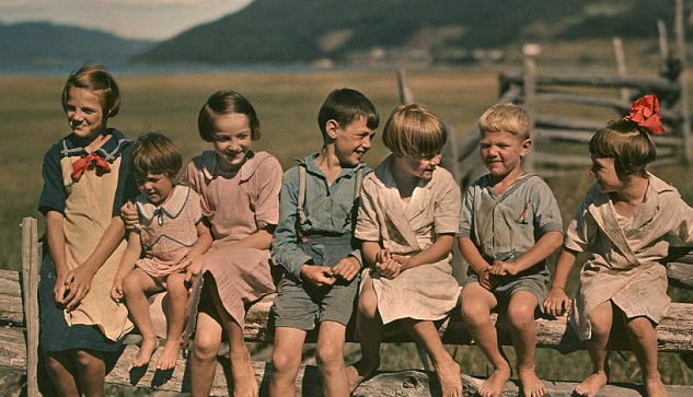 http://www.dailymail.co.uk/news/article-2271420/Wonder-years-Pictures-Americas-youth-early-20th-century-recall-bygone-age-innocence.html