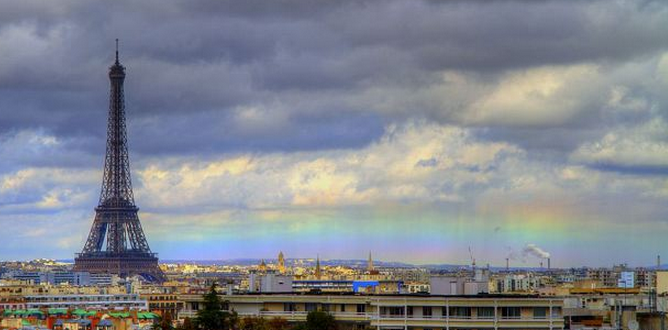 http://www.dailymail.co.uk/news/article-2298481/Ooh-la-la-Rare-horizontal-rainbow-spotted-Paris-skyline-near-Eiffel-Tower.html