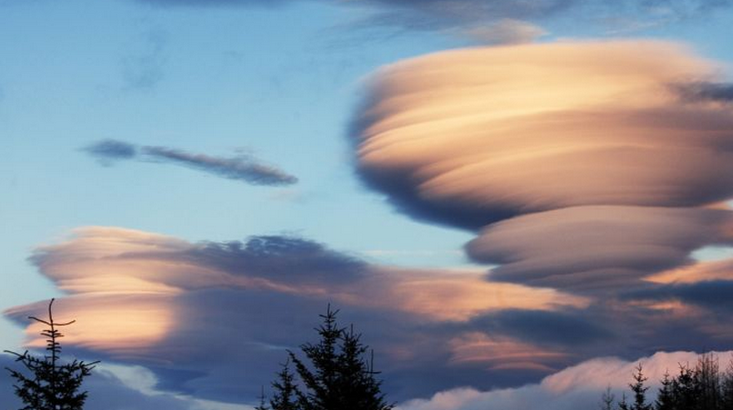 http://www.dailymail.co.uk/news/article-2292416/Theres-scary-stratus-fear-Eerie-flying-saucer-shaped-clouds-seen-skies-Scotland.html