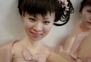 http://www.dailymail.co.uk/femail/article-2342588/Japanese-brides-remember-special-day-getting-CLONED-3D-replica-dolls--setting-932.html