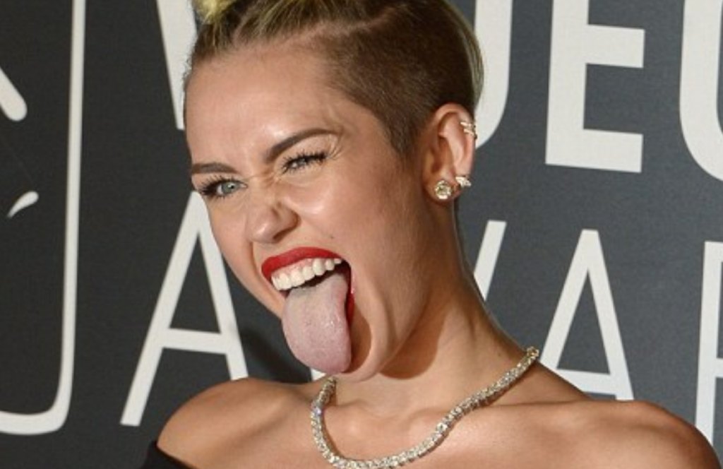 http://www.dailymail.co.uk/tvshowbiz/article-2401927/MTV-VMAs-2013-Pushing-boundaries-Lady-Gaga-Katy-Perry-Miley-Cyrus-play-dress-battle-outrageous-MTV-VMAs-red-carpet.html