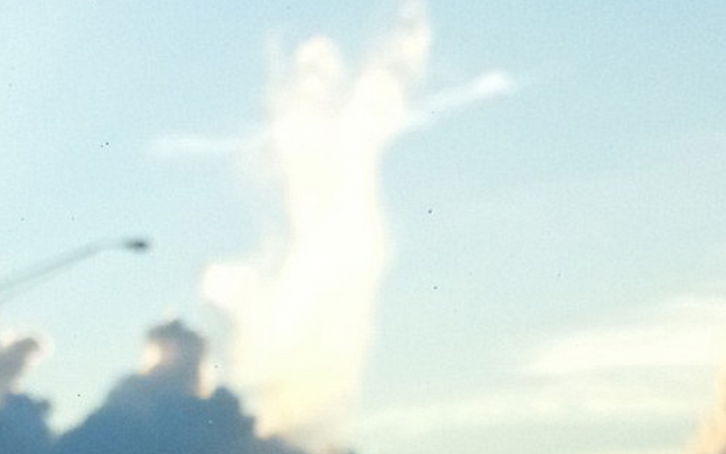 http://www.dailymail.co.uk/news/article-2403064/Angel-cloud-spotted-watching-motorists-Florida-highway.html