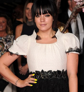 http://www.dailymail.co.uk/tvshowbiz/article-2469724/Black-white-red-hot-Lily-Allen-hits-red-carpet-premiere-Saving-Mr-Banks-monochrome-gown.html