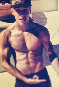 http://www.dailymail.co.uk/tvshowbiz/article-2451661/Justin-Bieber-poses-shirtless-personal-trainer.html