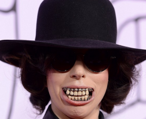 http://www.dailymail.co.uk/tvshowbiz/article-2486849/Lady-Gaga-sports-terrifying-toothy-smile-goes-trousers-YouTube-Music-Awards.html