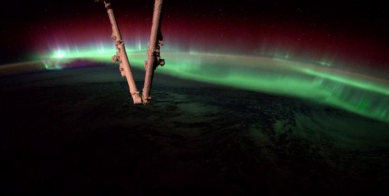 http://www.dailymail.co.uk/sciencetech/article-2729452/Unbelievable-Astronaut-captures-incredible-images-aurora-Earth-International-Space-Station.html