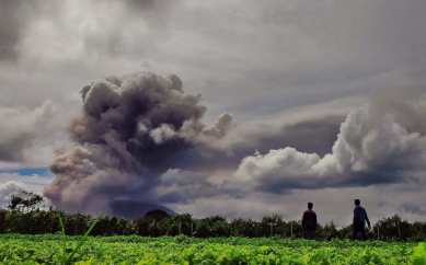http://abcnews.go.com/International/photos/ash-mount-sinabung-erupting-26218405/image-26323107